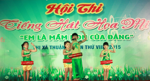  Trần Ngọc Khánh Linh với bài hát Trống hội mừng xuân